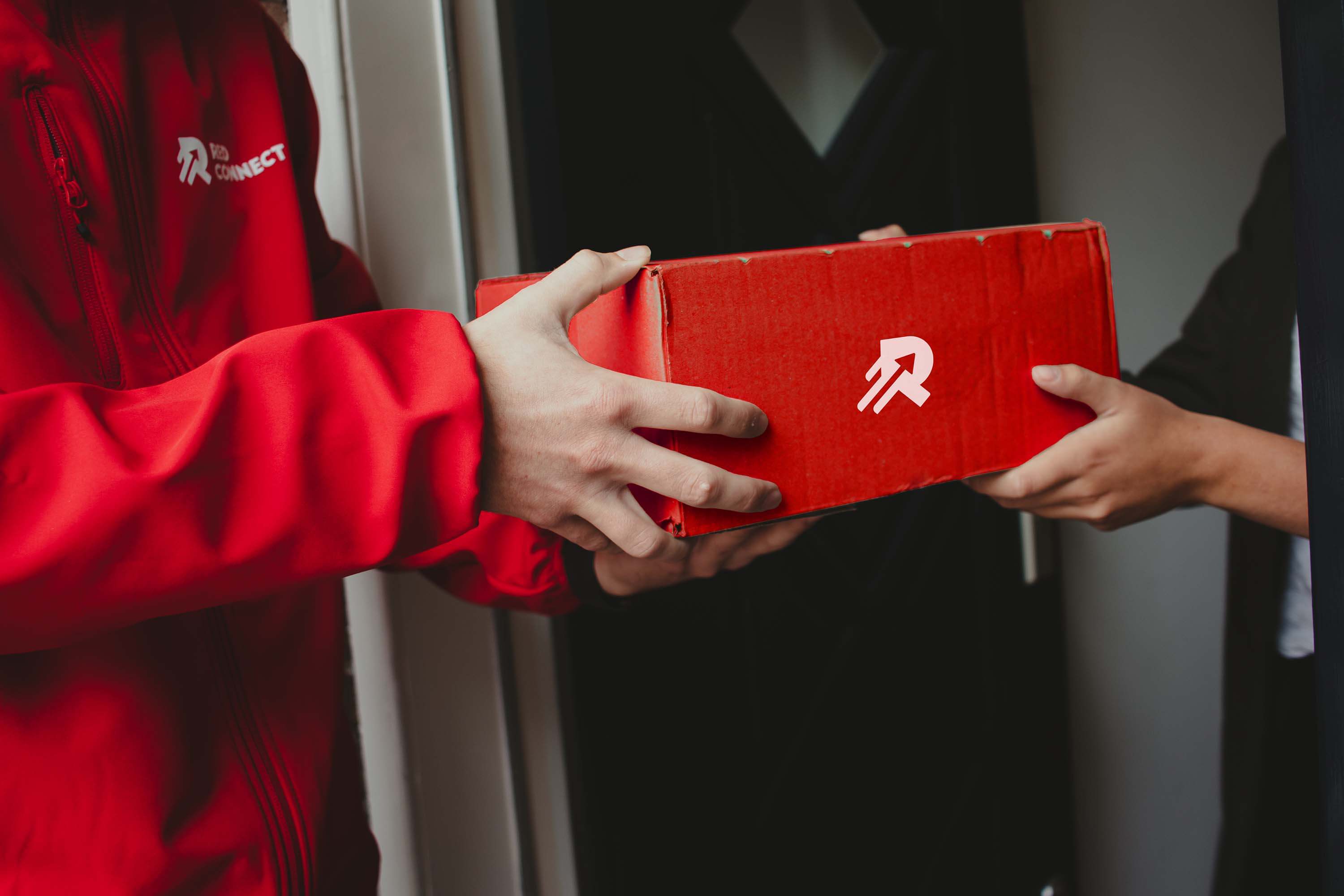 Red Connect medewerker overhandigd het installatiepakket aan de klant.