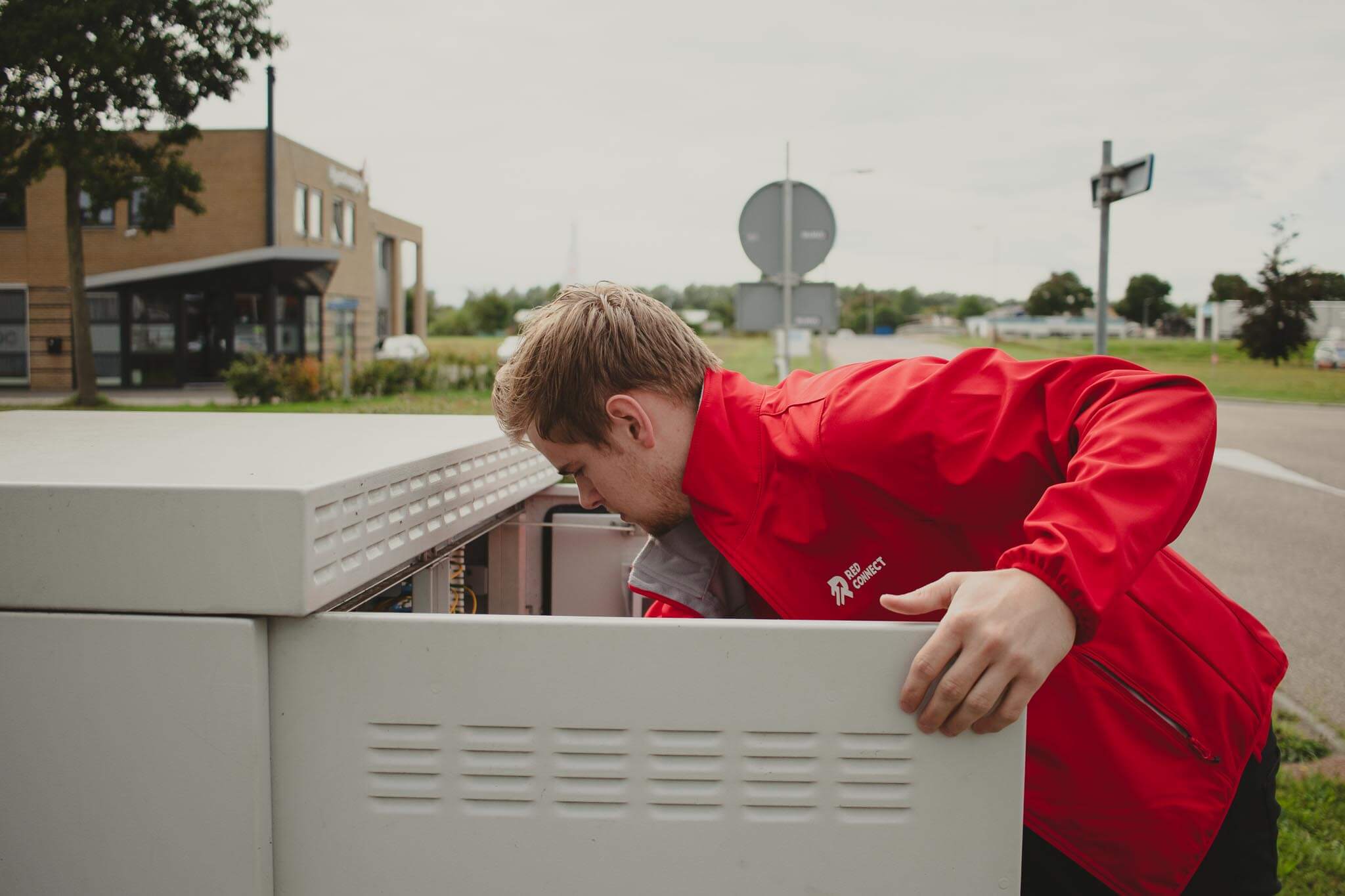 Red Connect medewerker aan het werk bij straatkast