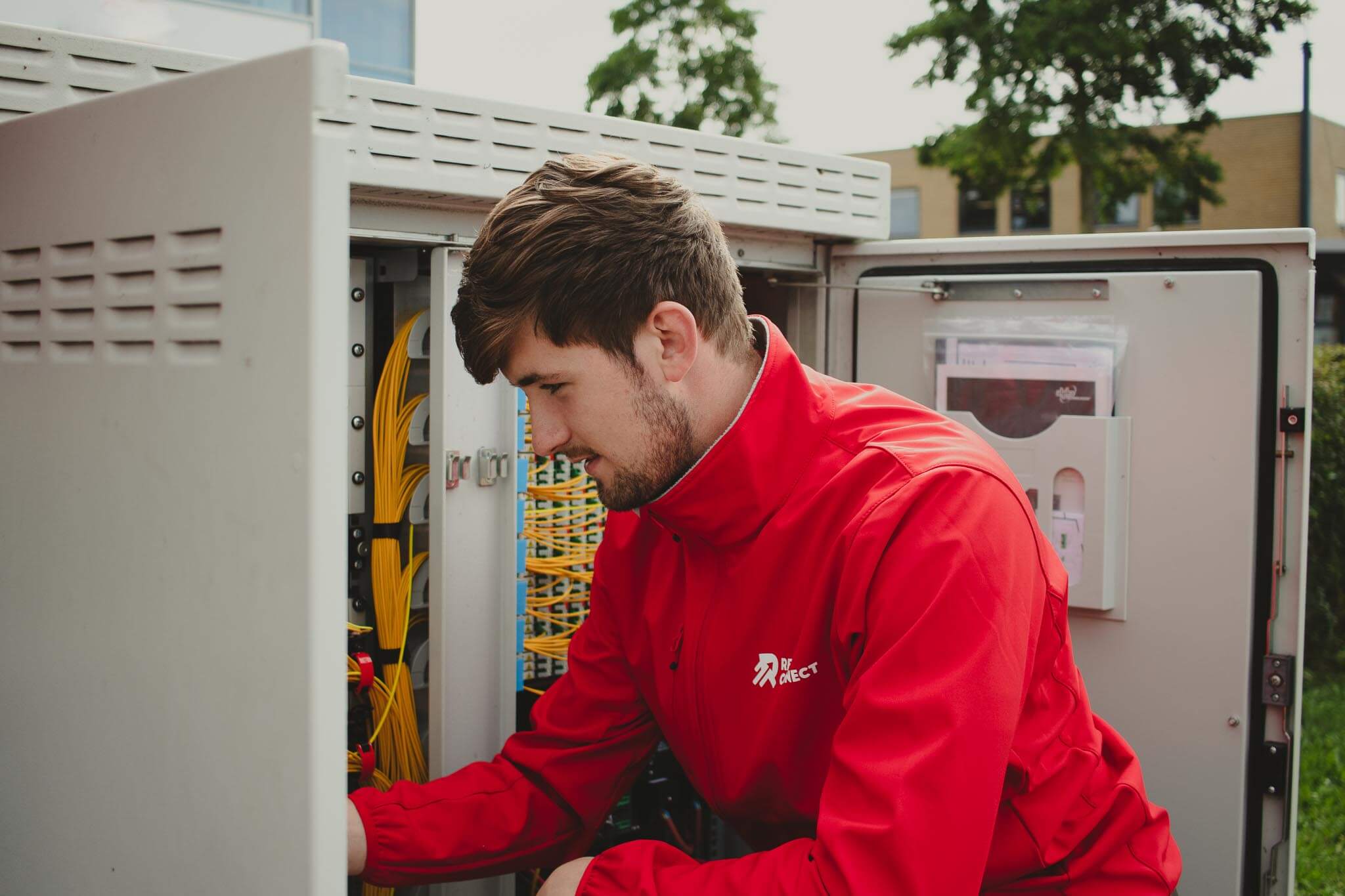 Red Connect servicemonteurs installeren een router
