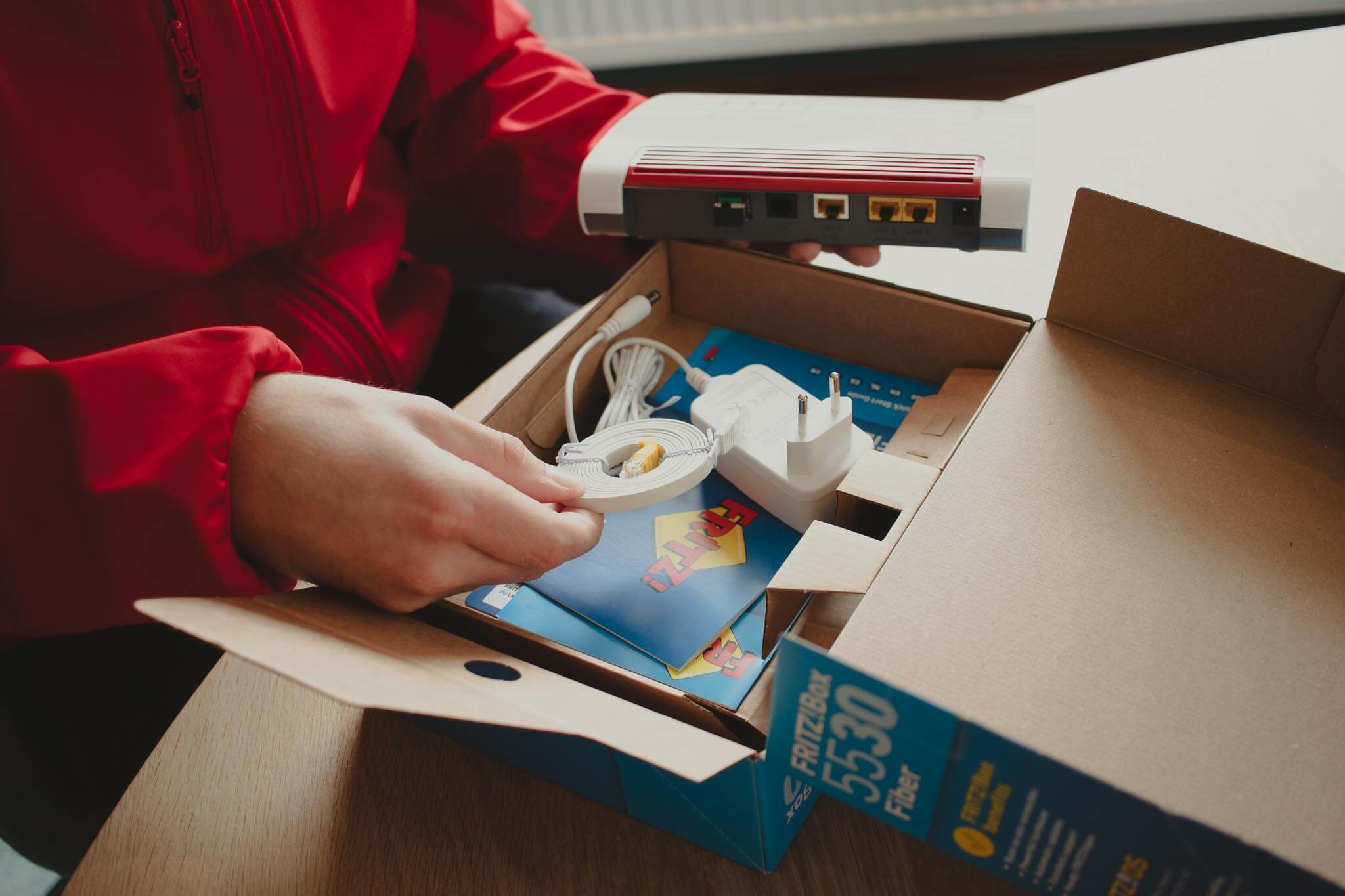 De Red Connect servicemonteur bekijkt alle onderdelen uit het installatiepakket.