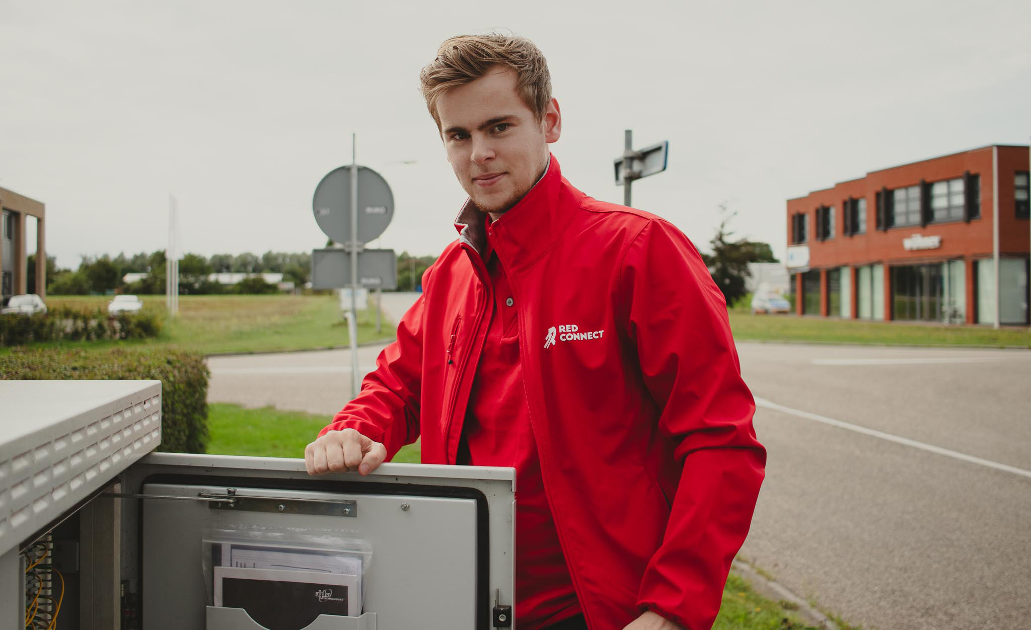 Red Connect monteur bij een straatkast