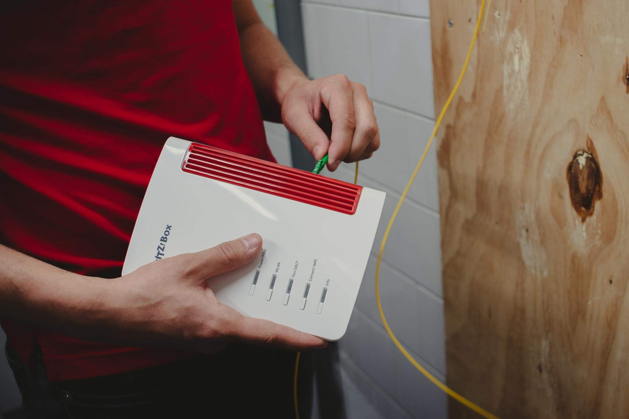 De router wordt aangesloten op het glasvezelnetwerk van Red Connect.